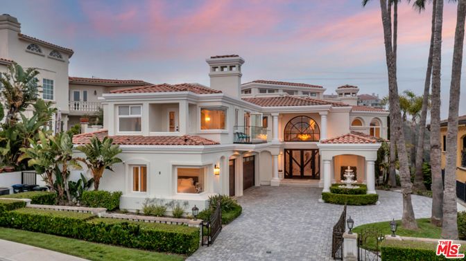 Attached, Exterior, Facade, Mediterranean