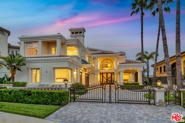 Exterior, Facade, Mediterranean