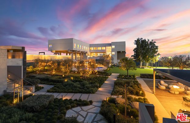 Backyard, Exterior, Facade, Modern