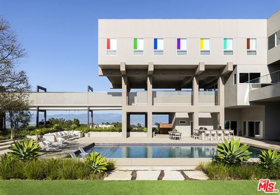 Exterior, Facade, Pool, Modern