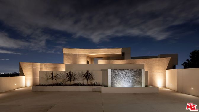 Exterior, Facade, Modern