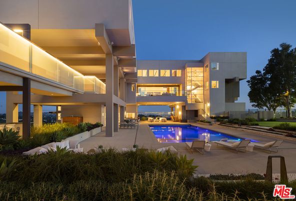 Exterior, Facade, Pool, Modern