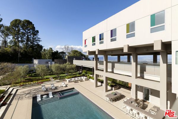 Exterior, Facade, Pool, Modern