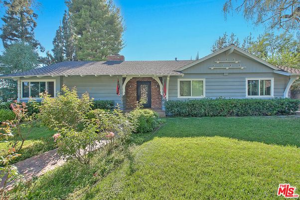 Backyard, Exterior, Facade, Brick Facade, Ranch