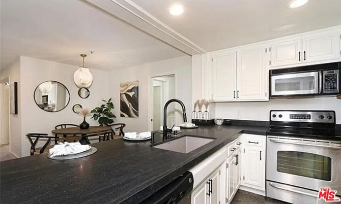 Dining room, Interior, Kitchen, Pendant Lights, Recessed Lighting, Stainless Steel Appliances