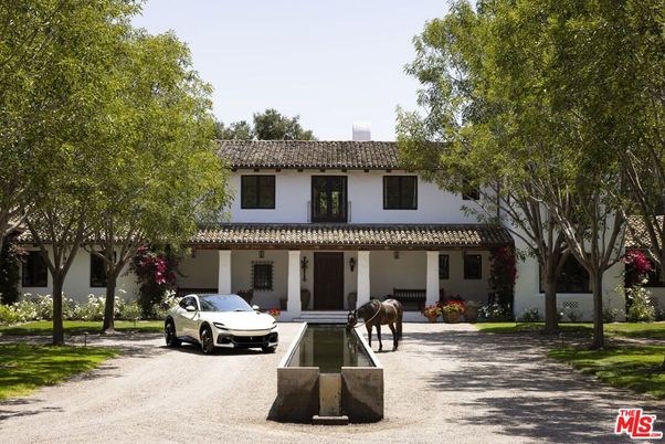Exterior, Facade, Mediterranean