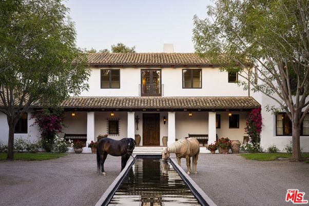 Exterior, Facade, Mediterranean