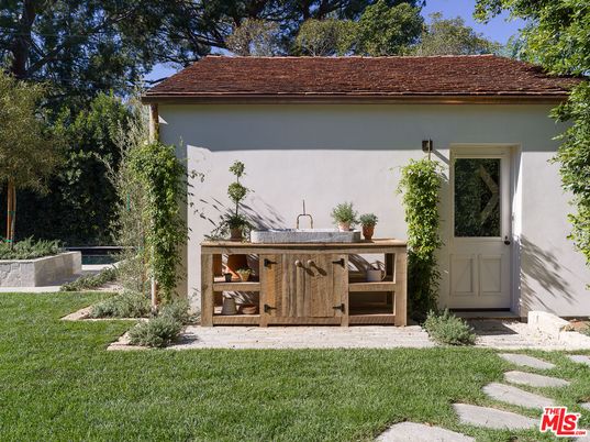 Exterior, Hot Tub