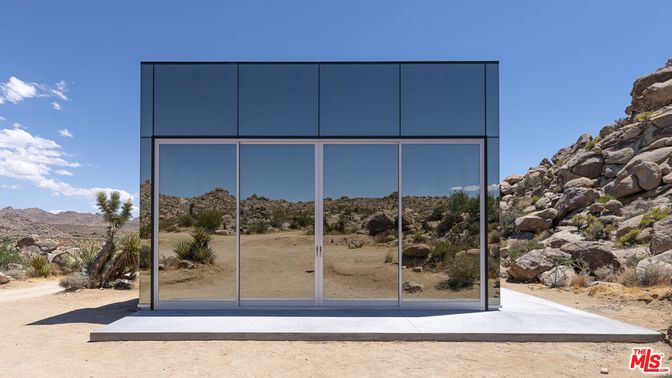 Exterior, Facade, Modern