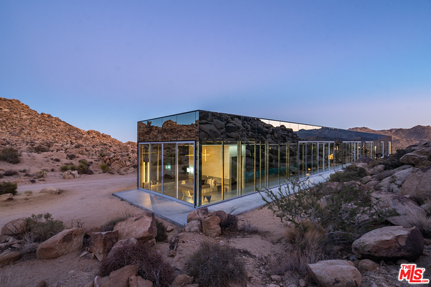 Exterior, Facade, Modern