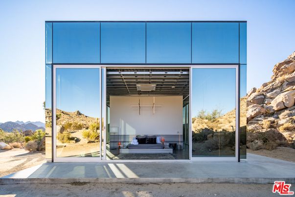 Exterior, Facade, Modern