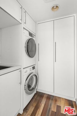 Interior, Utility Closets, Washer, Wood Texture Flooring