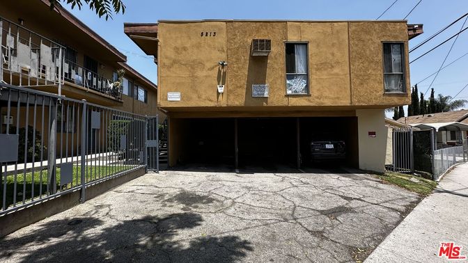 Attached, Exterior, Facade, Modern