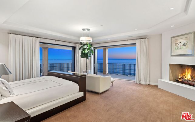 Bedroom, Fireplace, Interior, Pendant Lights, Recessed Lighting, Water