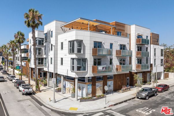Exterior, Facade, Modern