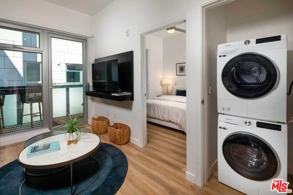 Bedroom, Interior, Utility Closets, Washer, Wood Texture Flooring