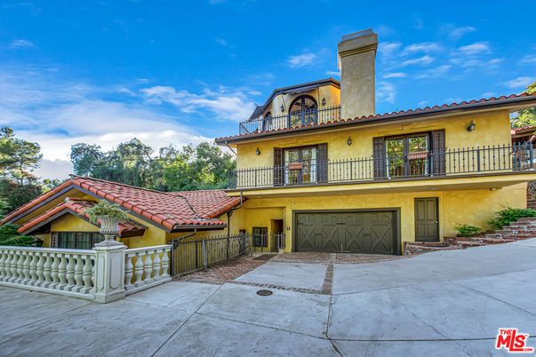 Attached, Exterior, Facade, Mediterranean