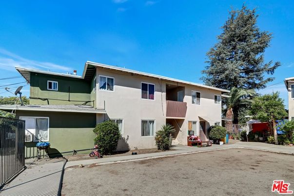 Exterior, Facade, Modern