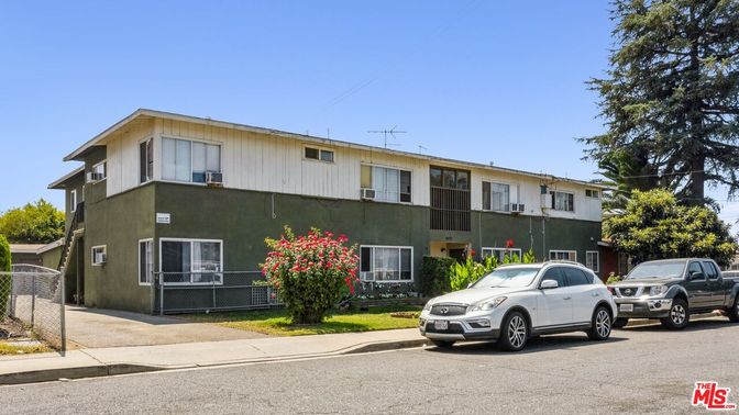 Exterior, Facade, Modern