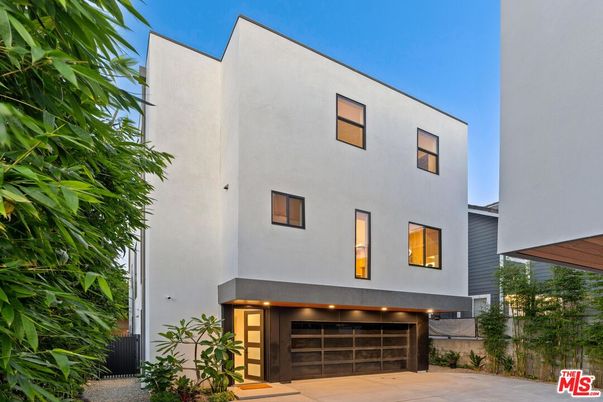 Attached, Exterior, Facade, Modern