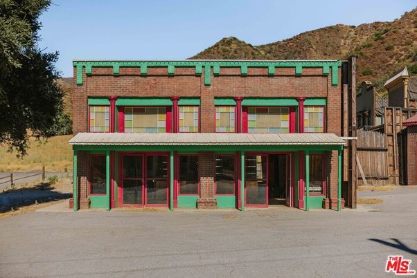 Exterior, Facade, Brick Facade, Rowhouse