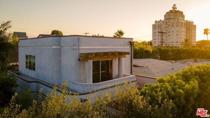 Exterior, Facade, Modern