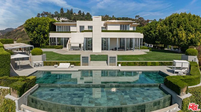 Backyard, Exterior, Facade, Pool, Modern