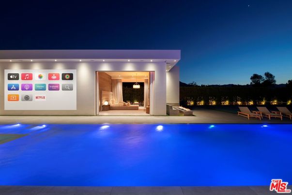 Exterior, Facade, Pool, Modern