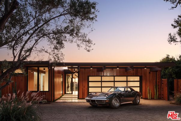 Attached, Exterior, Facade, Modern