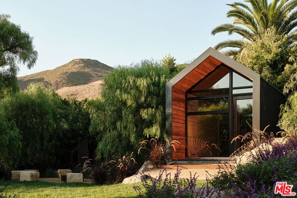 Backyard, Exterior, Facade, Modern