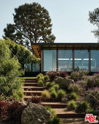 Exterior, Facade, Modern