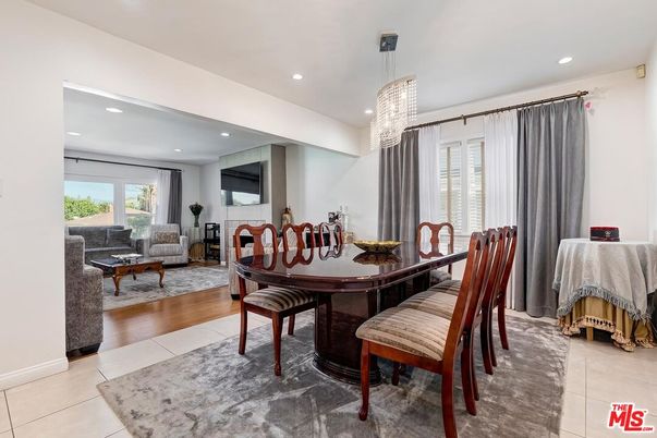 Chandelier, Dining room, Interior, Living room, Recessed Lighting, Wood Texture Flooring