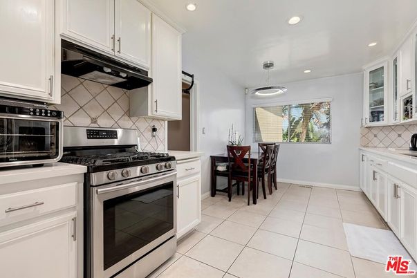 Dining room, Interior, Kitchen, Pendant Lights, Recessed Lighting, Stainless Steel Appliances