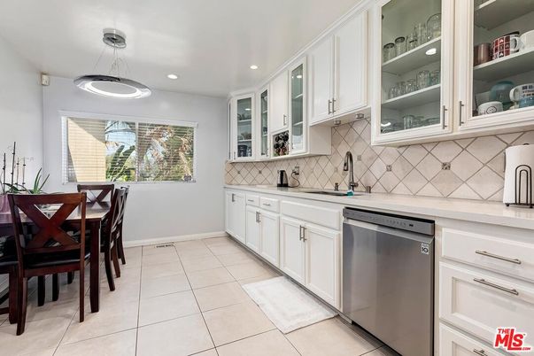 Dining room, Interior, Kitchen, Pendant Lights, Recessed Lighting, Stainless Steel Appliances