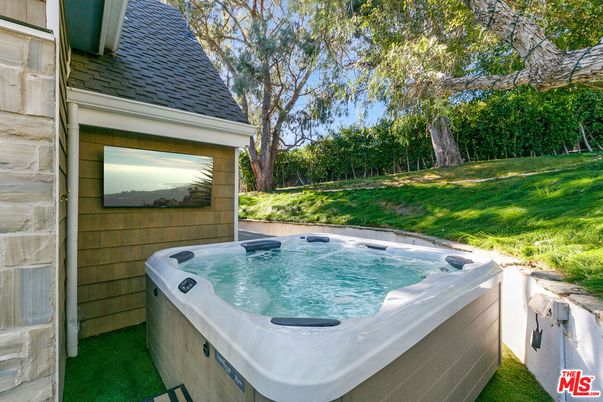 Exterior, Hot Tub