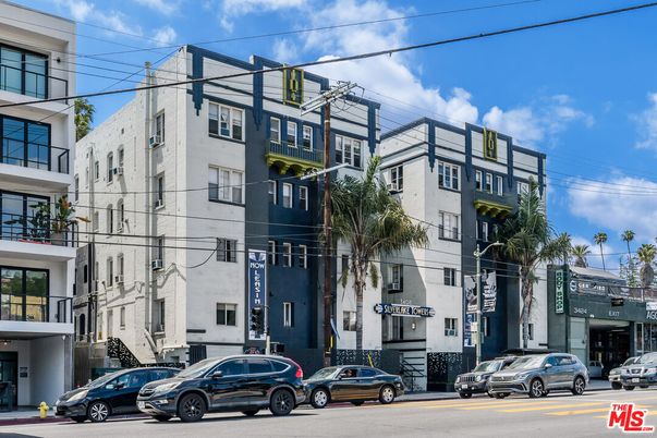 Exterior, Facade, Rowhouse