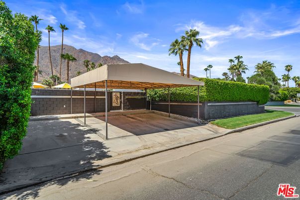 Backyard, Exterior, Facade, Modern