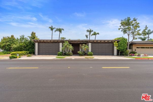 Attached, Exterior, Facade, Ranch