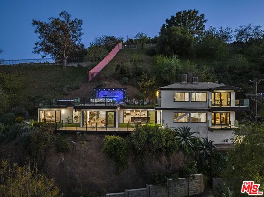 Backyard, Exterior, Facade, Modern