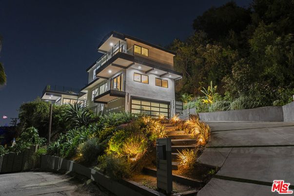 Attached, Exterior, Facade, Modern