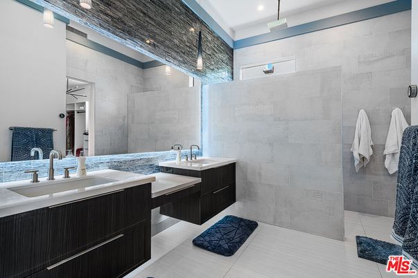 Bathroom, Dual Sink Vanities, Interior, Recessed Lighting