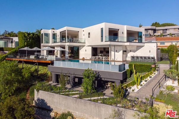 Exterior, Facade, Pool, Modern