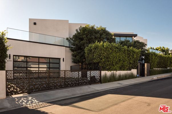 Attached, Exterior, Facade, Modern