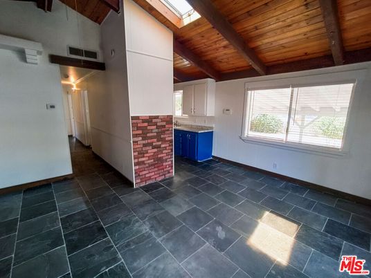 Empty room, Interior, Wooden Beams, Wooden Ceilings