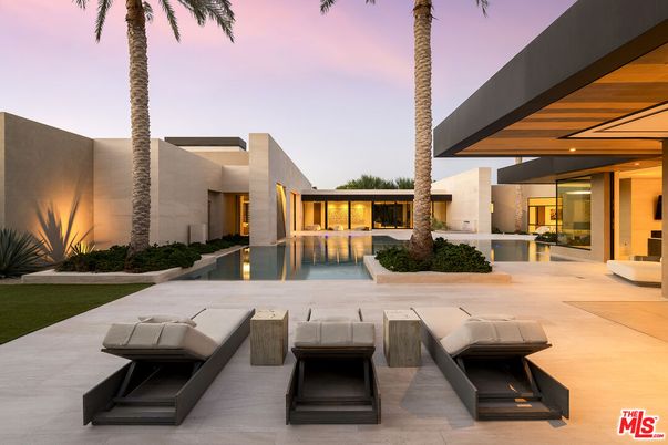 Backyard, Exterior, Facade, Pool, Modern