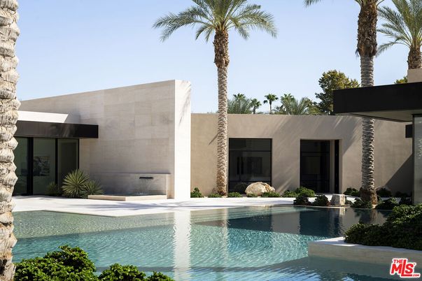 Exterior, Facade, Pool, Modern