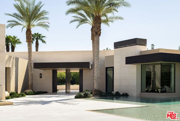 Exterior, Facade, Modern