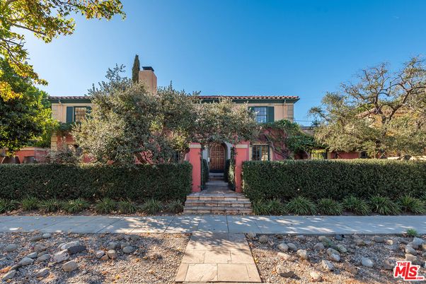 Exterior, Facade, Mediterranean