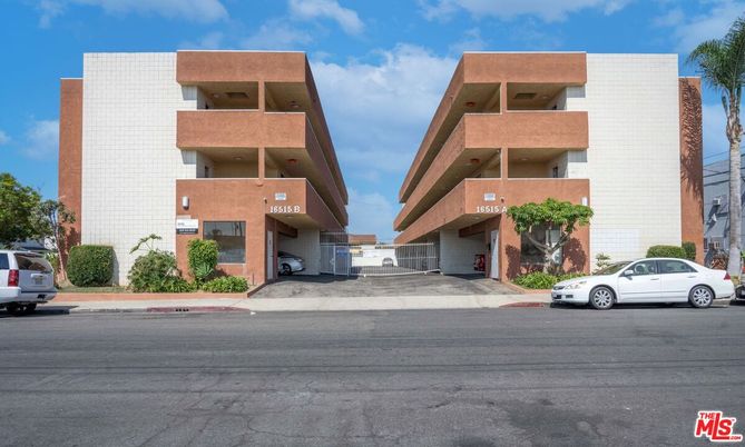 Exterior, Facade, Modern