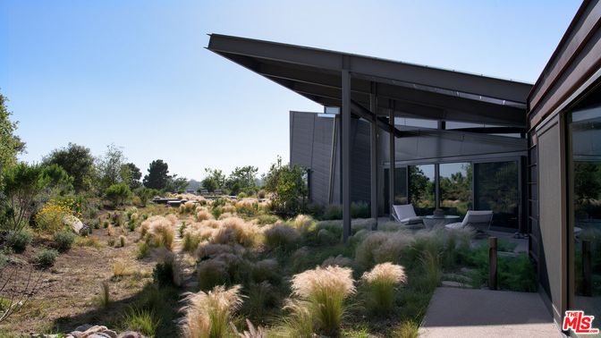 Exterior, Facade, Modern